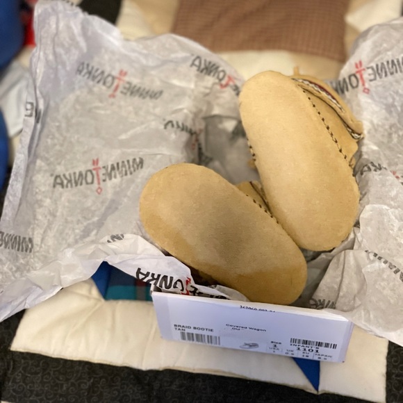 Minnetonka suede infant shoes - Picture 4 of 7